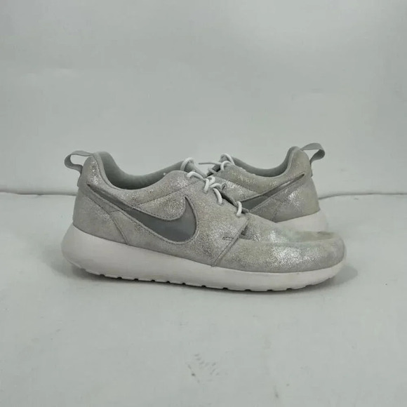 Nike Women's Roshe One Premium Metallic Platinum 833928-009 Sneaker Size 7.5 - Picture 3 of 11